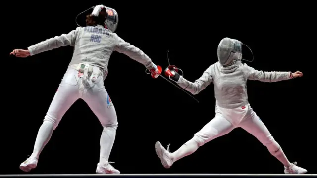 นักกีฬาฟันดาบจากทีม ROC แข่งขันกันเอง ในการชิงเหรียญทองประเภทเซเบอร์ บุคคลหญิง