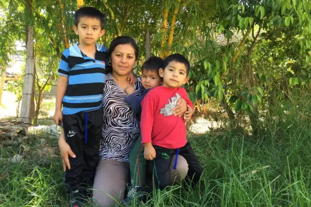 Jackeline Hernández con sus 3 hijos.