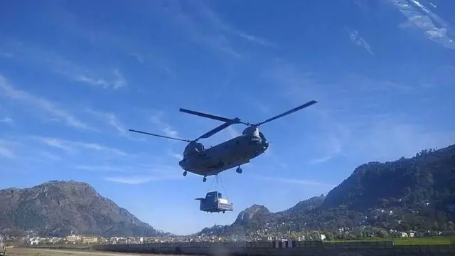 রাস্তা বানানোর সরঞ্জাম নিয়ে যাওয়া হচ্ছে সামরিক হেলিকপ্টারে করে