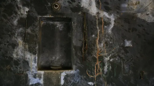 দাঙ্গায় অগ্নিদগ্ধ একটি বাড়ি