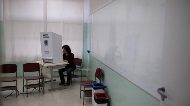Eleitora votandobetnacional aviator baixareleições presidenciais no Brasilbetnacional aviator baixar2014