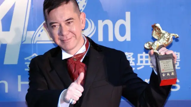 Anthony Wong recibiendo un premio en 2005