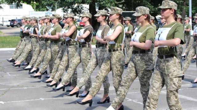 نشر الجيش الأوكراني صورا لمجندات يتدربن في عرض عسكري بكعب عالي عريض