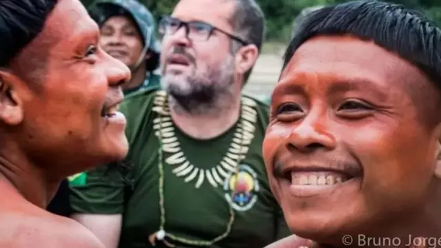 Bruno Pereira durante ação com indígenas