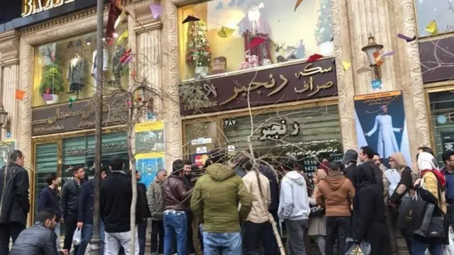 تنوع دلارهای مختلف که عمدتا در بازار آزاد معامله می‌شوند، اطلاع رسانی درباره نرخ ارز را هم سخت کرده است