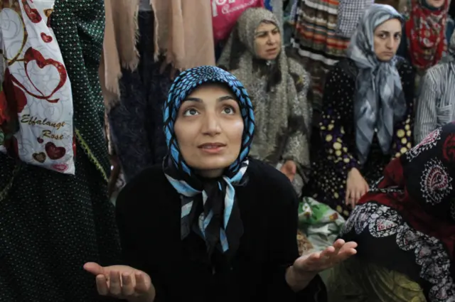 Qadınlar namaz qılır