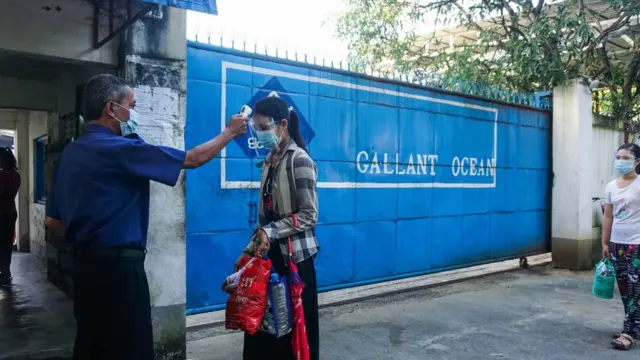 အောက်တိုဘာ ၁၂ ရက်နေ့မှာတော့ ကန့်သတ်ထားတဲ့ စက်ရုံအလုပ်ရုံတွေကို ကျန်းမာရေးစည်းကမ်းတွေနဲ့အညီ ပြန်လည်လည်ပတ်ဖို့ ဖြေလျှော့ပေးခဲ့