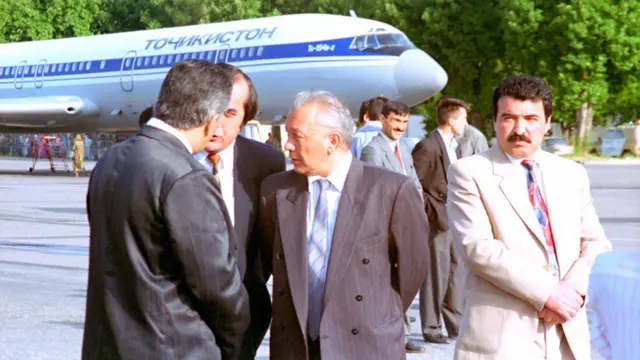 جمعی از مقامات تاجیک به هنگام بدرقه امامعلی رحمان برای سفر به افغانستان