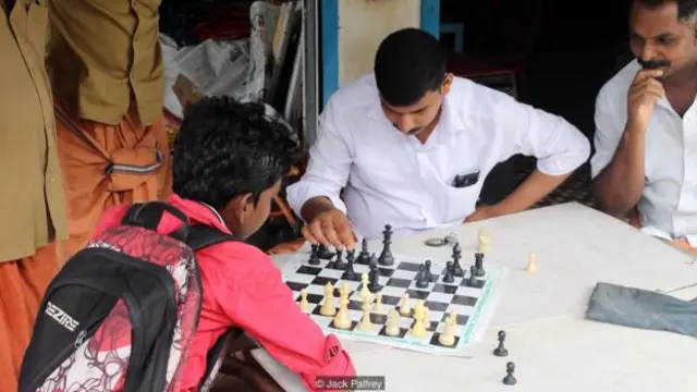 शतरंज खेलते गांव वाले