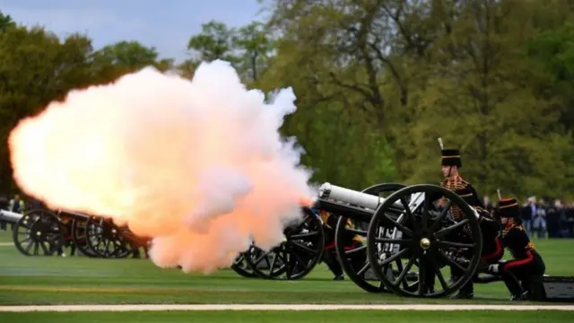Dis na foto of di Queen birthday gun salute for Hyde Park - April 2019