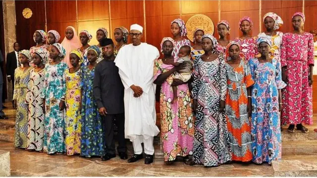 Un groupe de 21 lycéennes reçues par le président Muhammadu Buhari, en octobre 2016.