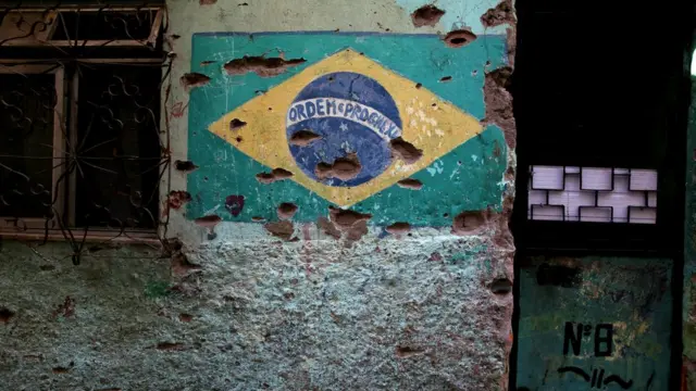 Parede com bandeira do Brasil marcada por balas; propostasjogo para apostar e ganhar dinheiroJair Bolsonaro e Fernando Haddad para violência vãojogo para apostar e ganhar dinheiroliberaçãojogo para apostar e ganhar dinheiropossejogo para apostar e ganhar dinheiroarmas a investigação tocada pela Polícia Federal