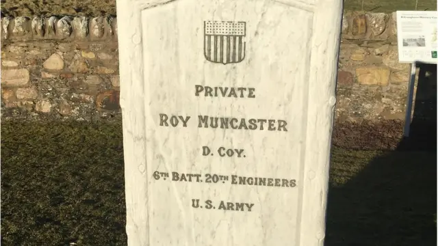Lápida del soldado Roy Muncaster