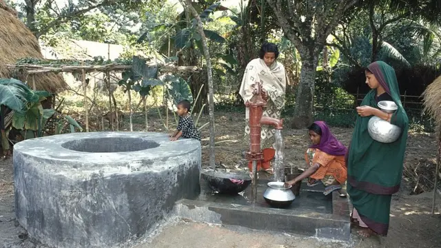 বাংলাদেশে অনেক টিউব ওয়েলের পানিতে আর্সেনিক রয়েছে।