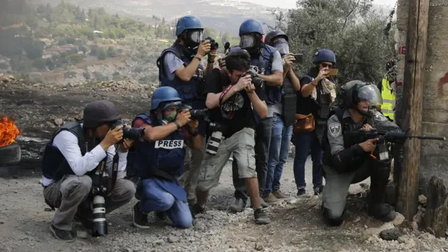 سربازان اسرائیلی و خبرنگاران