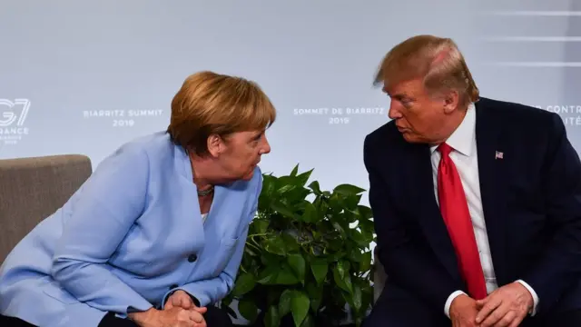 المستشارة الألمانية أنجيلا ميركل (إلى اليسار) والرئيس الأمريكي دونالد ترامب يتحدثان خلال اجتماع ثنائي في بياريتز، جنوب غرب فرنسا في 26 أغسطس 2019، في اليوم الثالث من القمة السنوية لمجموعة السبع
