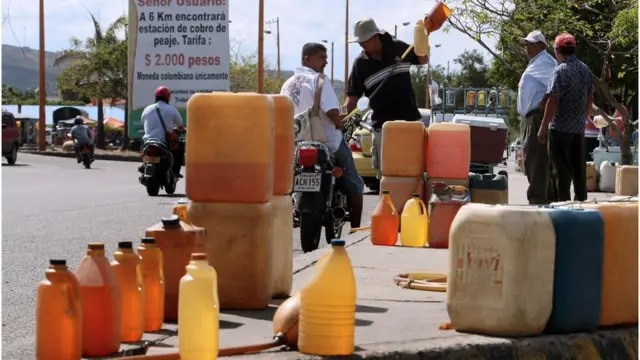 Imagem mostra recipientes com combustível venezuelano na Colômbia e moto sendo abastecida