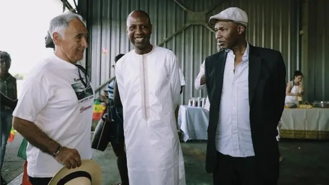 Le Consul du Sénégal à Paris et le maire de Lognes étaient là pour accueillir Birame et Maodo.