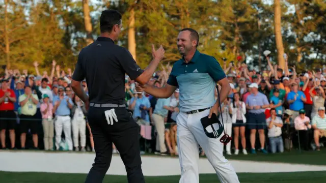 Sergio García (der.) felicitó a su contrincante, Justin Rose, tras ganar el Masters de Augusta el 9 de abril de 2017.