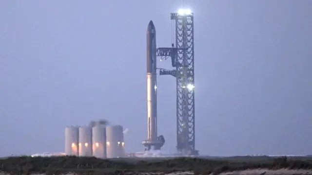 2023年4月17日，德克萨斯州南帕德里岛上的SpaceX星舰火箭站在博卡奇卡的发射台上