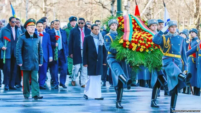 ජනපති ඇතුළු දූත පිරිස නාඳුනන සොල්දාදුවාගේ ස්මාරකය හමුවේ