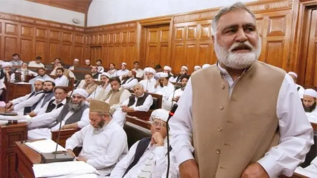 اکرم خان درانی له ۲۰۰۲ نه تر ۲۰۰۷ پورې د صوبې اعلی وزیر و