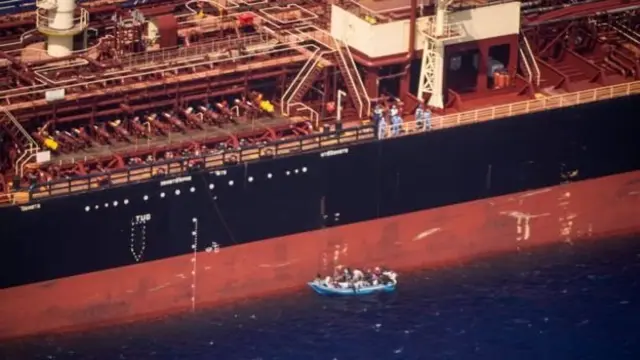 Капитан стюардессаны ұрып жіберді