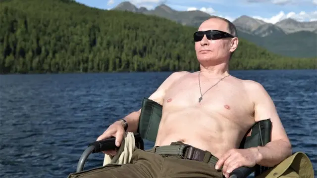 Путін без сорочки на берегу озера