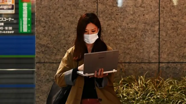 коронавірус, жінка, комп'ютер