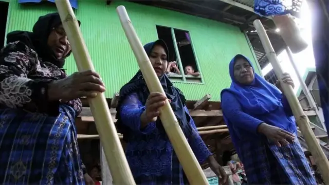 Warga Kampung Komodo menggantungkan hidup pada sektor pariwisata.