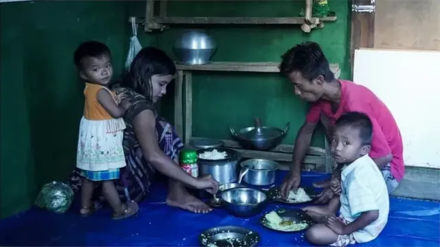 মিয়ানমার থেকে ভারতে পালিয়ে আসা একটি শরণার্থী পরিবার