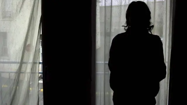 இதுபோன்ற உறவுகளில் ஈடுப்பட்டால் ஆண் பெண் ஆகிய இருவருமே குற்றம் செய்திருந்தாலும் ஆணுக்கு மட்டுமே தண்டனை விதிக்கப்படுகிறது என்ற அம்சத்தில் அடிப்படையில் குற்றவியல் தண்டனை சட்டப் பிரிவு 497 - ஐ எதிர்த்து வழக்கு தொடுக்கப்பட்டிருந்தது.