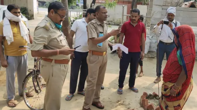 चंदपा थाने में मृतक युवती की मां से पूछताछ करते पुलिसकर्मी