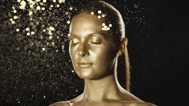 Женское лицо в ореоле блесток