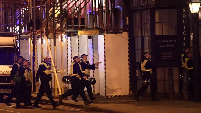 เจ้าหน้าที่บุกค้นร้านอาหารแห่งหนึ่งในย่านโบโรห์มาร์เก็ต