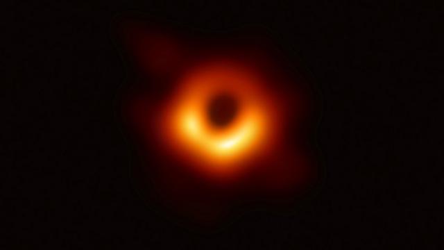 这是人类首张真实的黑洞照片，之前类似的图片都是出自艺术家笔下。