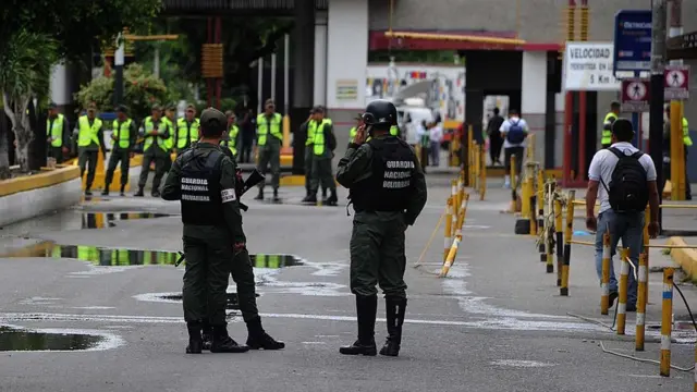 Soldados venezolanos patrullando la frontera entre San Antonio del Táchira, Venezuela, y Cúcuta, Colombia.