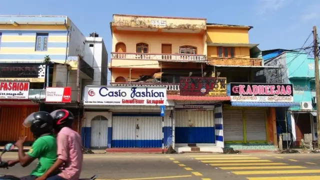 மூடப்பட்டுள்ள கடைகள்