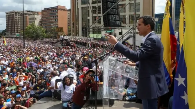 Guaidó en un templete