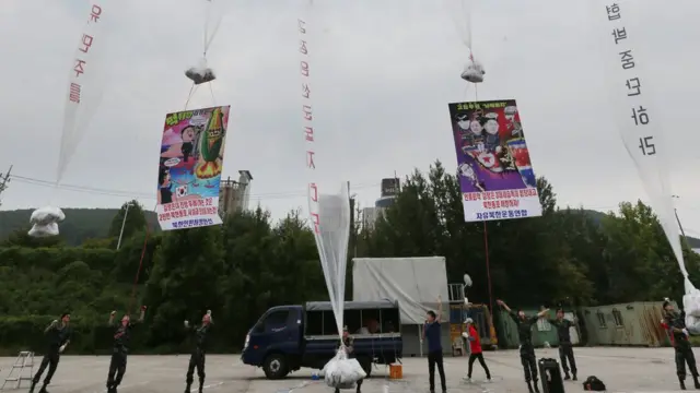 대북전단은 주로 풍선이나 페트병 등으로 운반된다