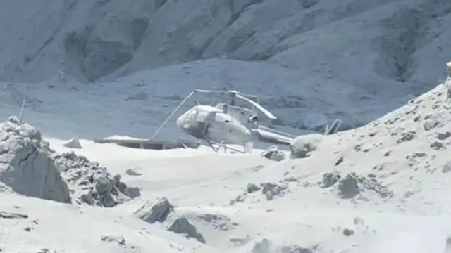 Ishusho yatangajwe kuri Twitter igaragaza kajugujugu yatwikiriwe n'ivu kuri icyo kirwa ubwo ikirunga cyarukaga