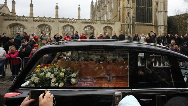 El cortejo fúnebre pasa por calles de Cambridge
