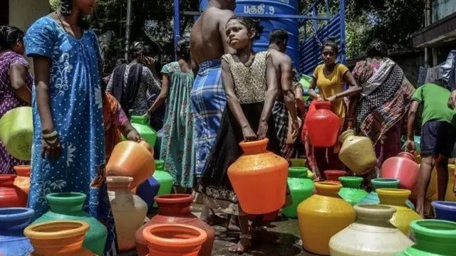 தண்ணிர் எடுக்கும் பெண்கள்