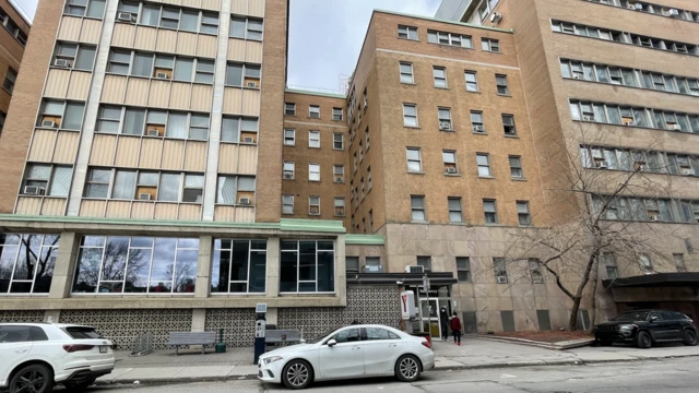 Fachada de YMCA, un albergue para refugiados en el centro de Montreal