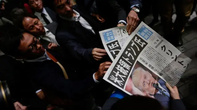 Hombres compran periódicos en Japón.