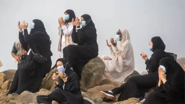 Wasu Mahajatta mata kenan kan dutsen Arfa suna addu'a