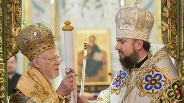 Патриарх Константинопольский Варфоломей вручает томос об автокефалии главе ПЦУ митрополиту Епифанию