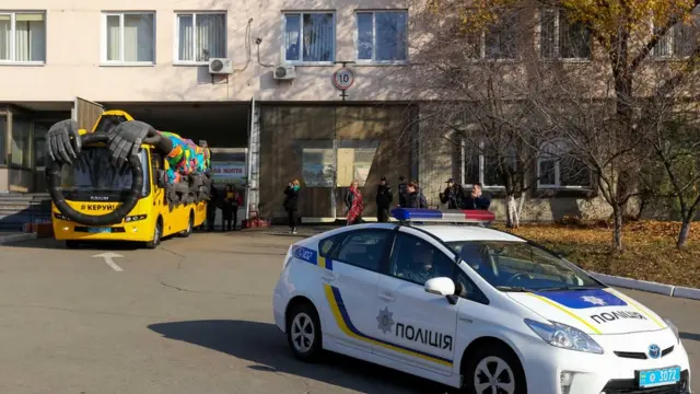 Автобус і поліцейська машина