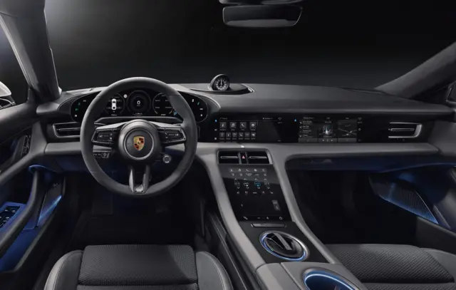 سراسر داشبورد و کنسول وسط تایکان با نمایشگر پوشانده شده است.