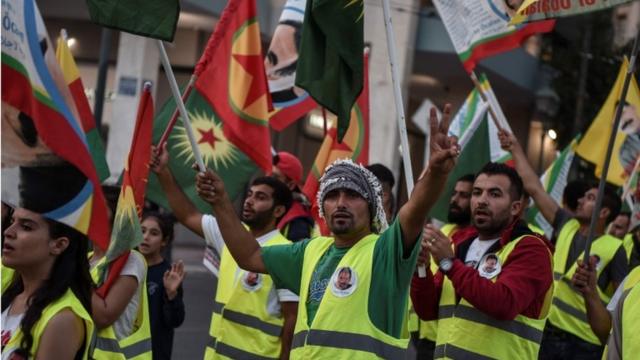 Curdos em Atenas protestam contra decisão de Trump